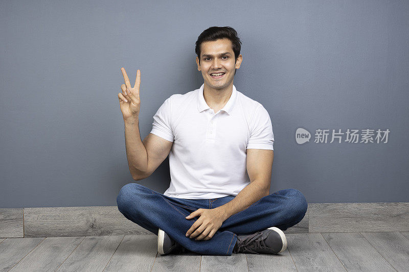 男人盘腿坐在地板上的stock photo